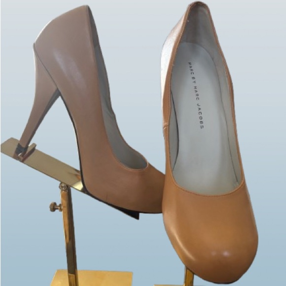 Marc by Marc Jacobs Round Toe Leather Pumps